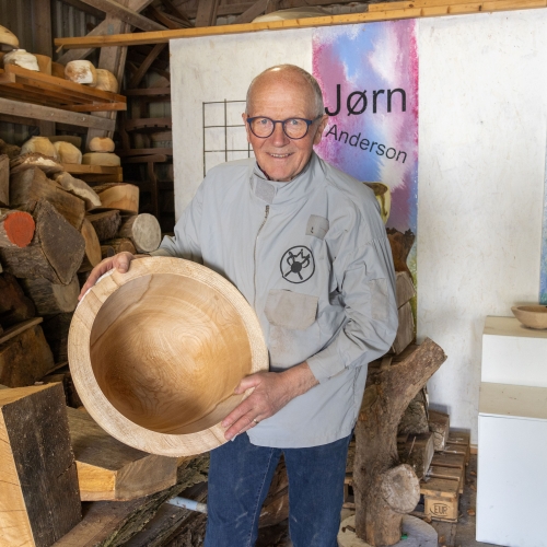 Jørns arbejde med tørring af træ kræver meget plads.